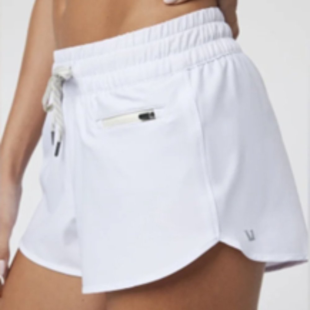 Vuori Clementine 4" Short 2.0 - White-  Size M